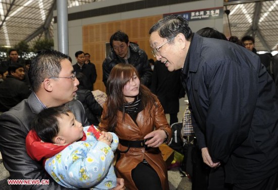 俞正聲同志照片集            2010年2月11日，中共中央政治局委員、上海市委書記俞正聲在上?；疖嚹险疽暡齑哼\工作時與旅客交談。