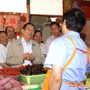 俞正聲同志照片集            2010年6月17日，中共中央政治局委員、上海市委書記俞正聲視察上海市徐匯區。