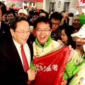 俞正聲同志照片集            2010年10月31日，中共中央政治局委員、上海市委書記俞正聲看望上海世博會的志願者。