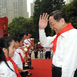 俞正聲同志照片集            2011年5月31日，中共中央政治局委員、上海市委書記俞正聲為上海市“十佳少先隊員”獲獎學生頒獎。
