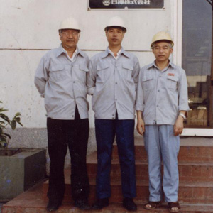 張高麗同志照片集            1984年3月9日，張高麗（中）在中國石化總公司茂名石油工業公司煉油廠加氫裂化裝置調研。