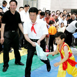 張高麗同志照片集            2005年6月1日，張高麗來到山東省濟南市婦女兒童活動中心看望小朋友們。 