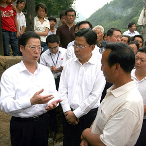 張高麗同志照片集            2008年6月18日，張高麗在地震重災區陝西省寧強縣漢源鎮亢家洞村五裡坡組，與當地領導同志共同研究天津市對口支援該縣恢復重建工作。