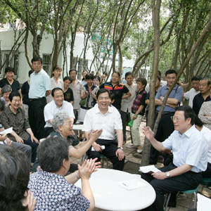 張高麗同志照片集            2008年6月26日，張高麗（前右一）明察暗訪來到天津市河西區越秀路街教師村社區與居民群眾親切交談，征求對二十項民心工程和對市委工作的意見建議。
