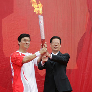 張高麗同志照片集            2008年8月1日，張高麗將奧運火炬傳遞給天津市第一名火炬手——全國勞動模范、天津港工人孔祥瑞。
