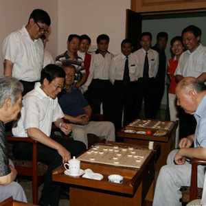 張高麗同志照片集            12008年8月5日，張高麗看望慰問天津市離退休老同志，與原市人大主任吳振同志下棋