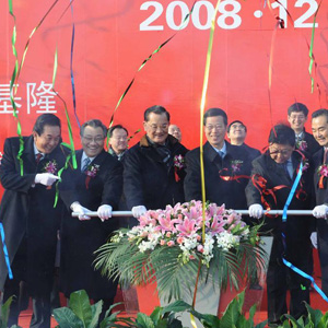 張高麗同志照片集            2008年12月15日，張高麗（前右三）與中國國民黨榮譽主席連戰，全國政協副主席鄭萬通，交通運輸部部長李盛霖，中共中央臺辦、國務院臺辦主任王毅，海峽兩岸關系協會會長陳雲林等在天津東疆保稅港區舉行的海峽兩岸海上直航首航儀式上共同按下首航啟動儀式按鈕。