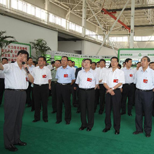 張高麗同志照片集            010年8月26日，張高麗（前右三）帶領參加天津市委理論學習中心組讀書會暨解難題促轉變上水平活動現場交流推動會的與會人員，在靜?？hTCL奧博廢舊家電回收拆解項目現場，研究發展循環經濟問題。