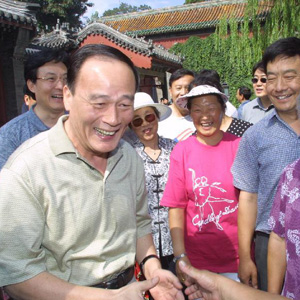 王岐山同志照片集            2003年6月28日，防治“非典”期間，王岐山在北海公園與北京市民共度周末。