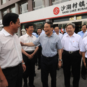 王岐山同志照片集            2009年6月15日，王岐山視察寧夏銀川沙湖村鎮銀行。