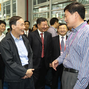 王岐山同志照片集            2011年4月15日，王岐山考察第109屆中國進出口商品交易會（廣交會）。