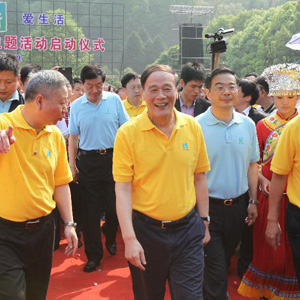 王岐山同志照片集            2012年5月19日，王岐山在湖南張家界出席2012“中國旅游日”主題活動啟動儀式。