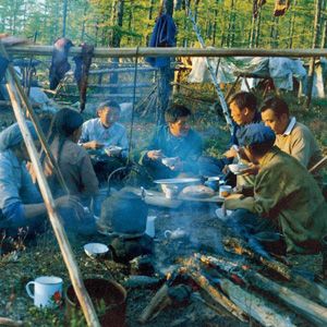 劉雲山同志照片集            1981年秋，劉雲山（中）作為新華社記者在內蒙古敖魯古雅採訪時與鄂溫克獵民促膝交談。