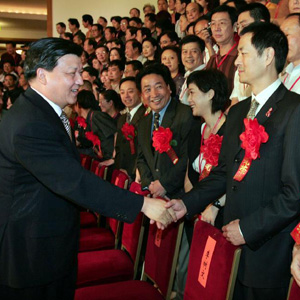 劉雲山同志照片集            2004年7月19日，劉雲山在北京人民大會堂接見全國中青年德藝雙馨文藝工作者表彰大會與會代表。