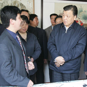 劉雲山同志照片集            2007年4月7日，劉雲山在河南省民權縣王公莊村畫虎村調研時，在該村“四大虎王”之一王建民的畫室裡了解村民從事繪畫產業情況。