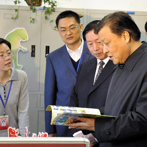 劉雲山同志照片集            2009年3月22日，時任中共中央政治局委員、中央書記處書記、中宣部部長的劉雲山在山東出版集團公司調研，了解轉制為企業后的出版單位的情況。