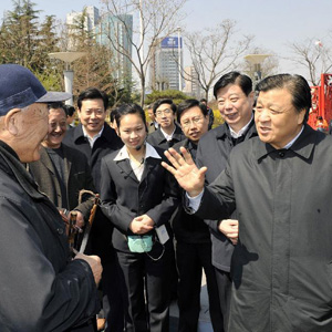 劉雲山同志照片集            2009年3月25日，劉雲山在山東省濰坊市和市民親切交談。