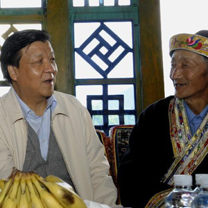 劉雲山同志照片集            2010年7月17日，劉雲山在西藏自治區林芝縣魯朗鎮與平措一家親切交談。