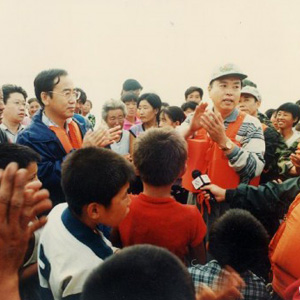 張德江同志照片集            1998年8月20日，時任吉林省委書記張德江在賚縣道保鎮太平村指揮大洪水救災工作。