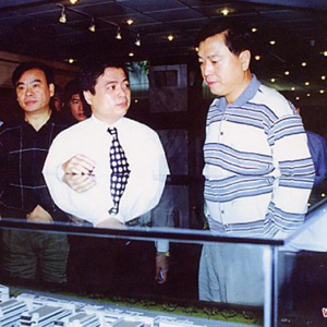 張德江同志照片集            1998年10月24日，時任浙江省委書記的張德江在浙江省一家私人企業考察。