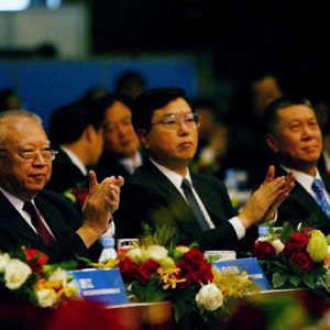 張德江同志照片集            2004年6月2日，時任中央政治局委員、廣東省委書記的張德江參加泛珠三角（泛珠）區域合作與發展論壇。