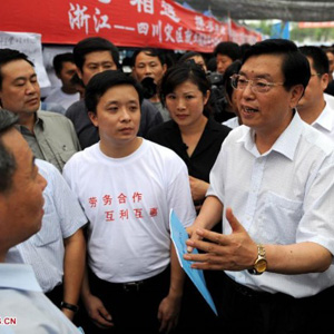 張德江同志照片集            2008年6月29日，中共中央政治局委員、國務院副總理張德江在都江堰考察對口支援省市就業援助情況。