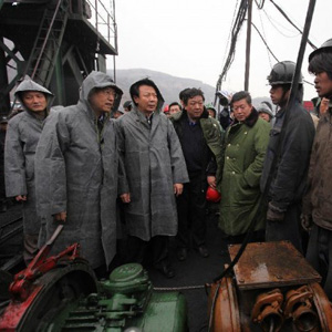 張德江同志照片集            2010年3月29日，中共中央政治局委員、國務院副總理張德江指導王家嶺煤礦透水事故的救援工作。