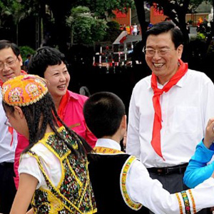 張德江同志照片集            2012年5月30日，中共中央政治局委員、國務院副總理、重慶市委書記張德江看望重慶少年兒童並祝他們節日快樂。