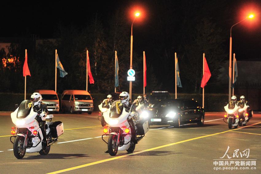 習近平主席一行乘車前往住地。