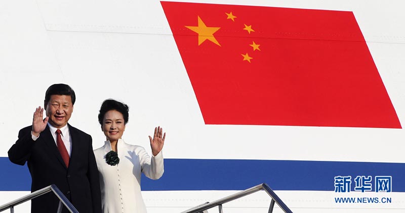 10月5日，國家主席習近平抵達印度尼西亞巴厘島，出席即將舉行的亞太經合組織第二十一次領導人非正式會議。這是習近平和夫人彭麗媛向歡迎的人們揮手致意。新華社記者丁林攝 圖片來源：新華網