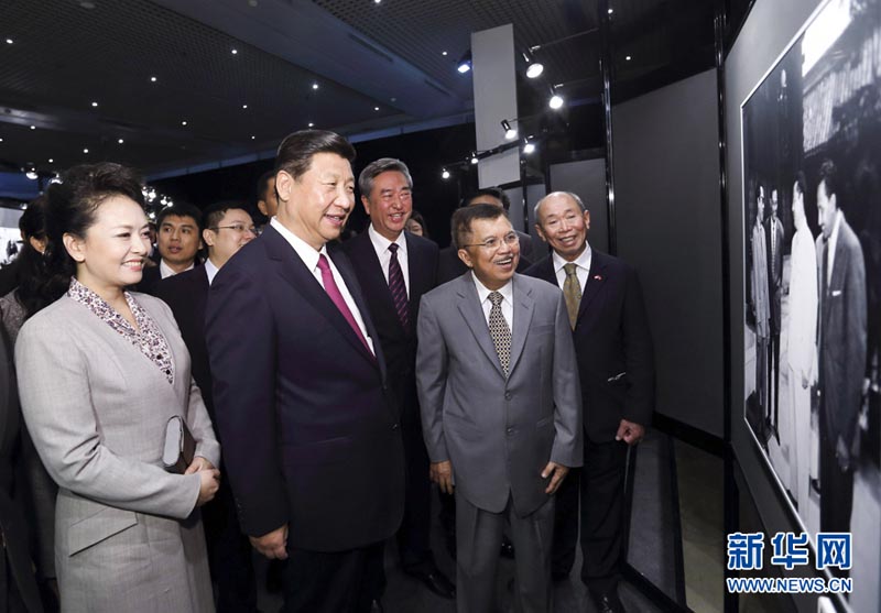10月3日，國家主席習近平在雅加達參觀“中印尼友好”圖片展並同兩國青年交流。這是習近平在參觀圖片展。 新華社記者蘭紅光攝 圖片來源：新華網