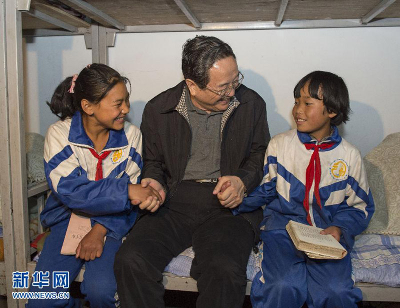 近日，中共中央政治局常委、全國政協主席俞正聲在甘肅甘南藏族自治州調研。這是7月7日，俞正聲在王格爾塘鎮中心小學看望住校學生，了解他們的學習情況。新華社記者李學仁攝