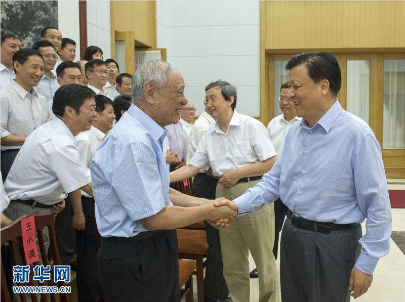 8月5日，受中共中央總書記、國家主席、中央軍委主席習近平委托，中共中央政治局常委、中央書記處書記劉雲山在北戴河看望參加2013年暑期休假活動的專家，代表黨中央、國務院向全國各條戰線各個領域廣大專家等各類優秀人才，表示親切問候和良好祝願。新華社記者李學仁攝