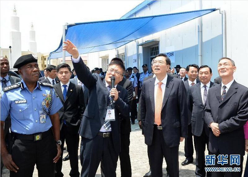 9月18日，全國人大常委會委員長張德江在阿布賈考察由中興公司承建的尼日利亞國家公共安全網項目。 新華社記者 劉建生攝