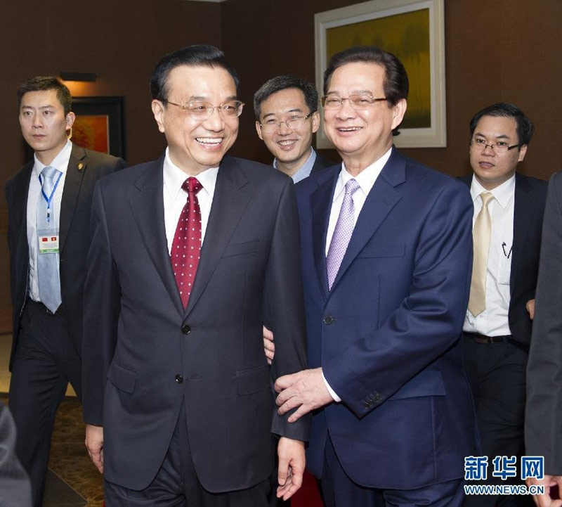 10月15日，中國國務院總理李克強與越南總理阮晉勇在河內共同出席中越工商界午餐會，並發表講話。這是李克強同越南總理阮晉勇步入會場。新華社記者 黃敬文 攝