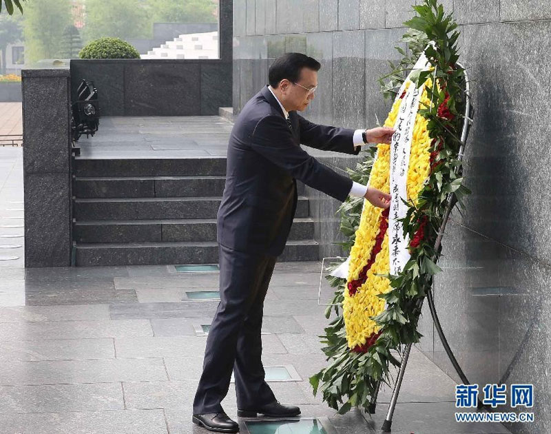 10月14日，中國國務院總理李克強在河內向胡志明陵敬獻花圈。新華社記者 劉衛兵 攝 