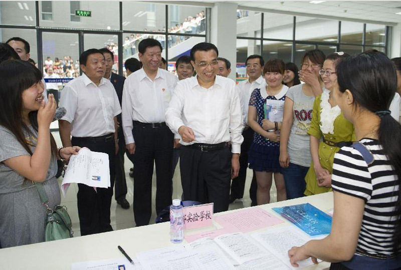6月7日至8日，中共中央政治局常委、國務院總理李克強到河北邯鄲、邢臺、石家莊考察。這是6月8日，李克強來到河北師范大學了解大學生就業情況。 新華社記者黃敬文攝