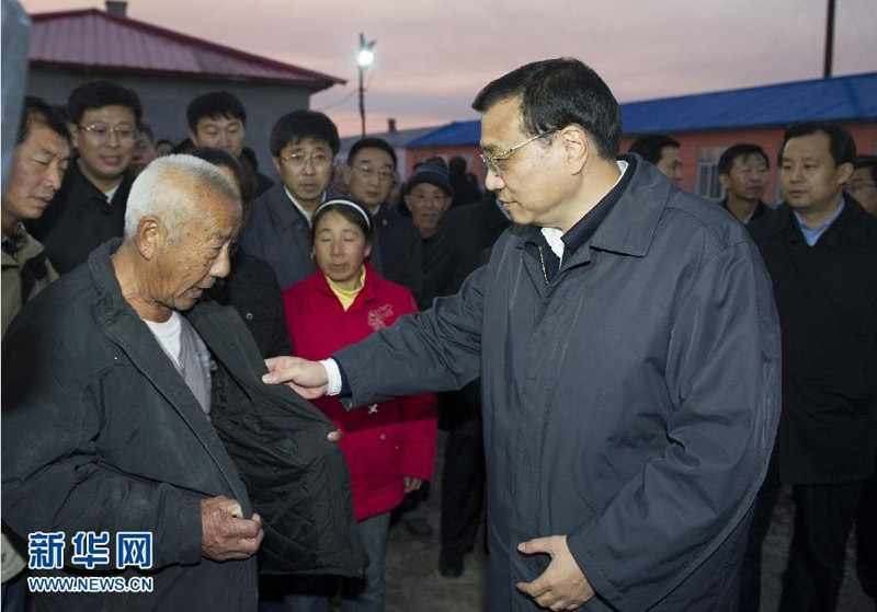 11月4日至6日，中共中央政治局常委、國務院總理李克強在黑龍江同江、撫遠、哈爾濱等地考察。這是4日傍晚，李克強來到同江銀川鄉幸福大院，察看洪災后五保戶和特困戶安置情況。新華社記者黃敬文攝