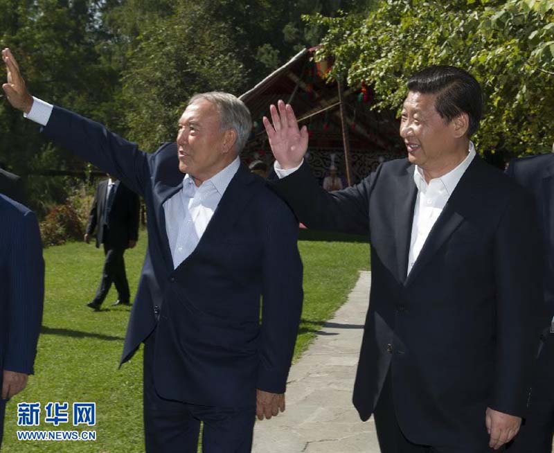 9月8日，國家主席習近平在阿拉木圖同哈薩克斯坦總統納扎爾巴耶夫舉行會晤。這是兩國元首在麥迪奧自然公園庭院散步。 新華社記者 黃敬文 攝