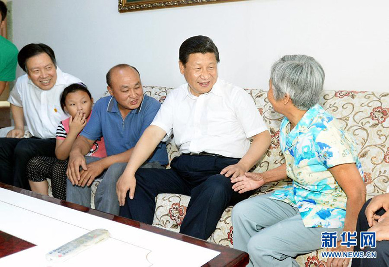 7月11日至12日，中共中央總書記、國家主席、中央軍委主席習近平在河北省調研指導黨的群眾路線教育實踐活動。這是在正定縣塔元莊村村民解建勇（左三）家，習近平同一家三代圍坐一起，詳細詢問家庭收入怎麼樣、孩子書讀得怎麼樣、村裡的公共服務好不好。新華社記者李濤攝