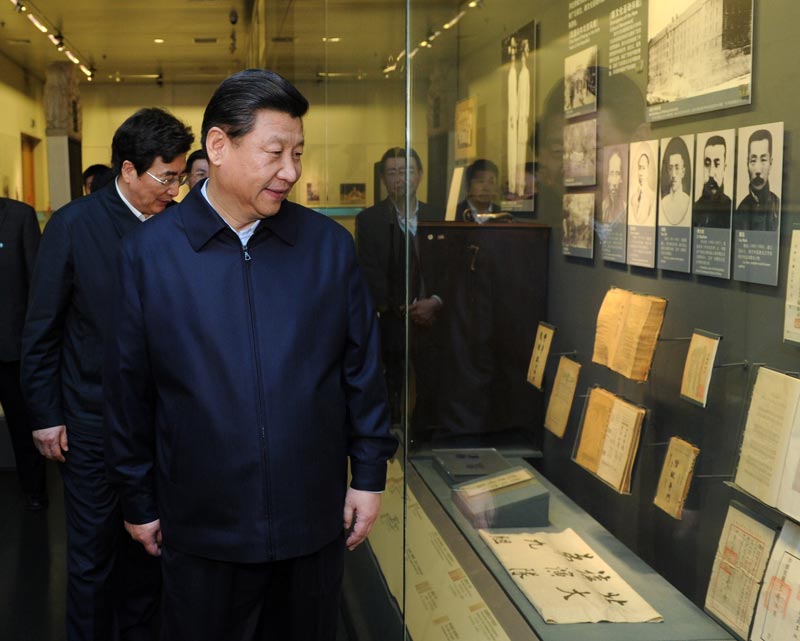 中共中央總書記、國家主席、中央軍委主席習近平近日在北京市考察。這是習近平在首都博物館參觀北京歷史文化展覽。 新華社記者 張鐸 攝