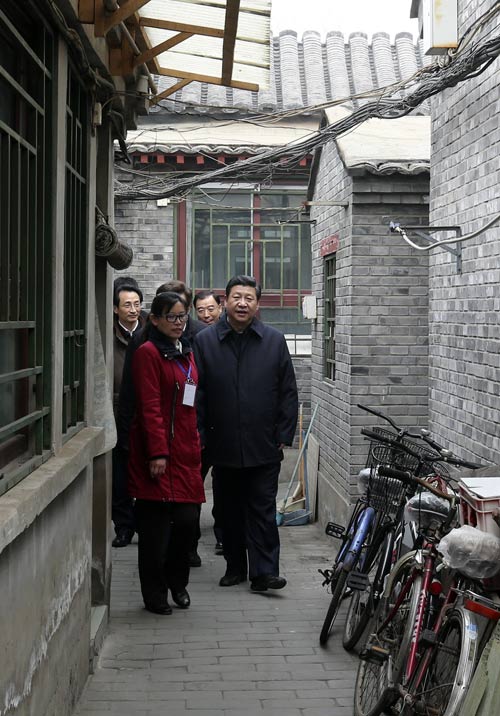中共中央總書記、國家主席、中央軍委主席習近平近日在北京市考察。這是習近平在東城區雨兒胡同察看大雜院居民生活。 新華社記者 丁林 攝