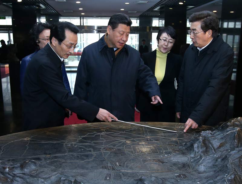 中共中央總書記、國家主席、中央軍委主席習近平近日在北京市考察。這是習近平在市規劃展覽館了解北京地理環境。 新華社記者 龐興雷 攝
