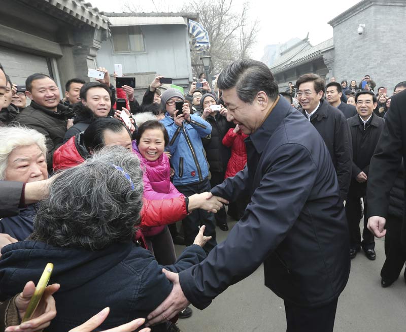 中共中央總書記、國家主席、中央軍委主席習近平近日在北京市考察。這是習近平在東城區考察玉河歷史文化風貌保護項目時與群眾熱情握手。新華社記者 丁林 攝