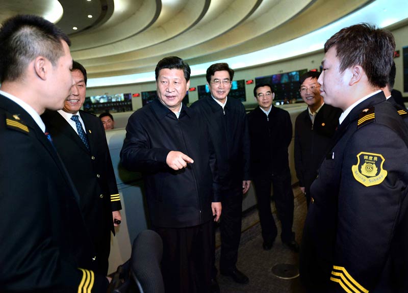 中共中央總書記、國家主席、中央軍委主席習近平近日在北京市考察。這是習近平在市軌道交通指揮中心調度指揮大廳向工作人員了解軌道交通運行情況。新華社記者 李濤 攝