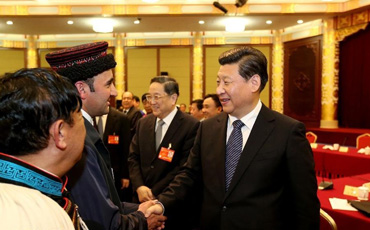 堅決反對一切危害各民族大團結的言行
4日下午,習近平參加了少數民族界委員聯組會。習近平認真聽取大家發言,不時插話同委員們討論,詢問有關情況。習近平在講話中指出,我國是統一的多民族國家,民族工作關乎大局。堅持中國特色社會主義道路,是新形勢下做好民族工作必須牢牢把握的正確政治方向!驹敿殹
人民網、新華網有少數民族語言版本嗎?
“幾個民族的文字都有?”“都有!薄案鱾自治區的官方網站都有少數民族文字版本嗎?”“都有”……當中央民族大學黨委書記鄂義太委員建議加大對少數民族文字互聯網的扶持力度時,總書記關切地詢問有關情況!驹敿殹