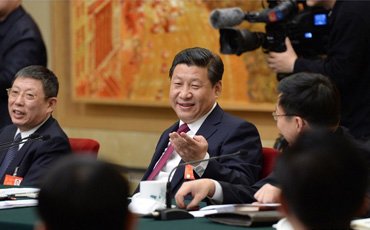 夢想就像中國足球 想了才有可能
3月5日下午,習近平總書記來到上海代表團,與代表們一起審議政府工作報告?倳浾劦,中國五千年文明是世界文化的河流中唯一沒有干涸斷流的文明。我們建設中國特色社會主義文化,樹立核心價值觀,必須弘揚民族傳統文化,去找我們的精氣神。文化的軟實力是國家強盛的外在標志。廖昌永講到的夢想中國的歌劇能夠到世界舞臺上去,這些事情我們要作為一個追求目標去做。就跟我談中國足球一樣,看起來比較遙遠,但是還得講啊,你沒有這個夢想,也不去想,就根本達不到,你想了才有這可能。
要種苗圃而不是做盆景 自貿區開局良好、運行有序。習近平總書記提出要求,自貿區建設就是要建成制度創新的高地,做到可復制可推廣,而不是政策洼地,要種苗圃而不是做盆景。深化國企改革是篇大文章 “深化國企改革是篇大文章!绷暯綄Υ蠹艺f,國有企業不僅不能削弱,還要加強,要在深化改革中自我完善,要鳳凰涅重生,不能不思進取、不思改革、抱殘守缺,要切實擔當起社會責任,樹立良好形象。社會治理的重心必須落到城鄉社區 聽了朱國萍的故事,總書記十分感慨:朱國萍講到的創新社會管理,故事講得好、很生動,大家都愛聽故事!盎A不牢,地動山搖。社會治理的重心必須落到城鄉社區,社區服務和管理能力強了,社區就實了。我們國家的真正穩定,靠我們基層的同志!闭{侃曹可凡變瘦:就像上海政府瘦身 審議結束后,總書記與代表們一一握手告別,看到曹可凡代表時,總書記關心地問,“好像瘦下來了嘛!看來你和上海的政府一樣,瘦身成效明顯!”
【詳細】