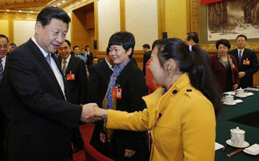 要繼續發揚敢為人先的精神
6日上午,習近平總書記在廣東代表團參加審議。習近平作了重要講話。他指出,30多年來,廣東在改革開放中很好發揮了窗口作用、試驗作用、排頭兵作用。要繼續發揚敢為人先的精神,勇于先行先試,大膽實踐探索,堅持社會主義市場經濟改革方向,加快完善現代市場體系,加快轉變政府職能,協同推進各領域改革,實施更加積極主動的開放戰略。我首次到地方考察調研就選擇廣東 習近平說,爬坡邁坎、敢于改革,廣東是有傳統的。十八大后,我首次到地方考察調研就選擇廣東,就是要在改革開放得風氣之先的地方,回顧30多年歷程,進一步宣示把改革開放繼續向前推進的決心。希望廣東繼續在全面深化改革中走在前列。深圳的發展是一個奇跡 習近平說,深圳的發展是一個奇跡。1978年我去的時候還是一個漁村,現在變成這么一個了不起的城市。我們生長的時代是一個令人激動的時代。面臨改革大潮,我們要做改革的弄潮兒,要有強烈的歷史擔當精神。革命戰爭年代沖鋒陷陣、英勇獻身,現在,就是要勇于改革、善于改革。談結構調整:騰籠換鳥、鳳凰涅槃 總書記談到結構調整問題時,用了“騰籠換鳥、鳳凰涅槃”八個字。他說,騰籠不是空籠,要先立后破,還要研究“新鳥”進籠“老鳥”去哪。要著力推動產業優化升級,充分發揮創新驅動作用,走綠色發展之路,努力實現鳳凰涅槃!驹敿殹