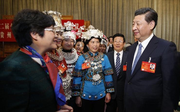 “多彩貴州”就是要追求豐富多彩
習近平7日上午參加貴州團審議,聽到大家關于生態文明建設的發言,習近平說,“多彩貴州”就是要追求豐富多彩。他詳細詢問了貴州淘汰落后產能、治理石漠化等情況?梢灾谱髻F州的“空氣罐頭” 陳敏爾代表自豪地說,我們貴州PM2.5平均值都在50以下,空氣就是人氣,人氣有了財氣就來了?倳洷硎,空氣質量直接關系到廣大群眾的幸福感?倳浻哪卣f,將來可以制作貴州的“空氣罐頭”。代表們發出會心的笑聲。
回憶農村插隊歲月 對貧困群眾有天然感情 習近平在參加貴州團審議時,深情回憶起自己在農村插隊的歲月。他表示,插隊的經歷,讓我對貧困群眾有天然的感情,現在生活越來越好了,心里更惦念貧困地區的人民群眾?倳浾f,干部要看真貧、扶真貧、真扶貧,使貧困地區群眾不斷得到實惠!驹敿殹