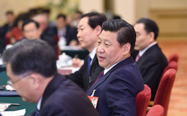談作風建設 提“三嚴三實”
3月9日下午,習近平參加十二屆全國人大二次會議安徽代表團的審議。習近平表示,作風建設永遠在路上。如果前熱后冷、前緊后松,就會功虧一簣。各級領導干部都要樹立和發揚好的作風,既嚴以修身、嚴以用權、嚴以律己,又謀事要實、創業要實、做人要實!驹敿殹繌秃鲜窖h農業模式這條路子值得好好總結 陳光輝代表是休寧縣霞溪新林草農民專業合作社理事長,他多年扎根農村,執著探索以新林草種植為主鏈的復合式循環農業模式。 “我期待這種模式能夠造福人民,這就是我的中國夢。 ”
“你土地流轉規模有多大? ”“選擇哪些比較適合的品種? ”“經營效益是否可觀? ”
得到滿意的回答,總書記高興地說,這條路子值得好好總結;貞洺菡{研往事:我想有機會一定再去! “滁州市的廣大干群、小崗村的鄉親們讓我在這里捎句話給您——他們盼望您在繁重的國事中保重身體,他們更期盼您去滁州小崗這塊改革的熱土視察工作。 ”張祥安掏出了鄉親們的心里話。
“我也請你向父老鄉親們轉達問候,我對滁州很有感情。 ”總書記深情回憶了1978年到滁州調查研究的往事。
30余年彈指一揮間,他對當年的人和事記憶猶新。 “我有筆記,還能翻出來。 ”
“我想有機會一定再去! ”總書記說!驹敿殹